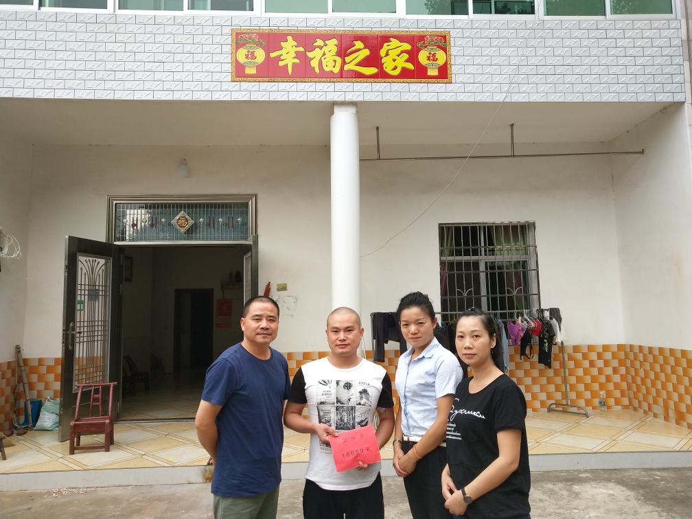 真情暖人心，集團(tuán)領(lǐng)導(dǎo)探望生病職工